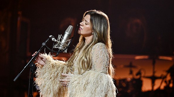 Kelly Clarkson’s shopping snub ignites online firestorm.