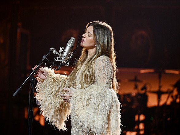 Kelly Clarkson’s shopping snub ignites online firestorm.