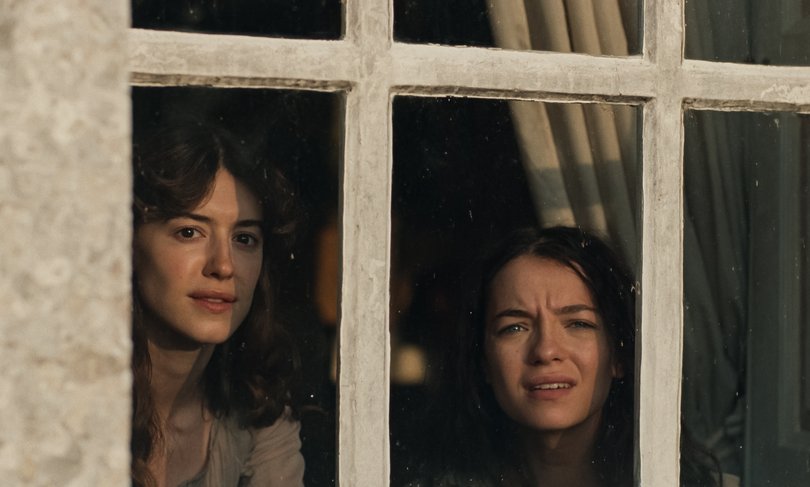 Daisy Edgar-Jones and Esme Creed-Miles in Sense & Sensibility.