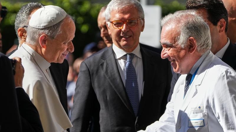 Gemelli hospital officials greeted Pope Leo as he walked through its main entrance. (AP PHOTO)