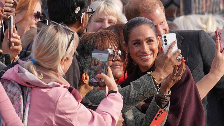 Harry and Meghan posed for selfies with well-wishers during their joint visit to Nottingham. 