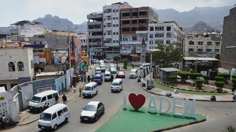 Houthi missiles have reportedly hit the presidential palace used by the Yemeni government in Aden.