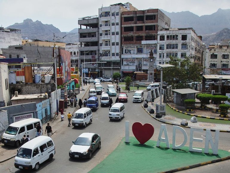 Houthi missiles have reportedly hit the presidential palace used by the Yemeni government in Aden.