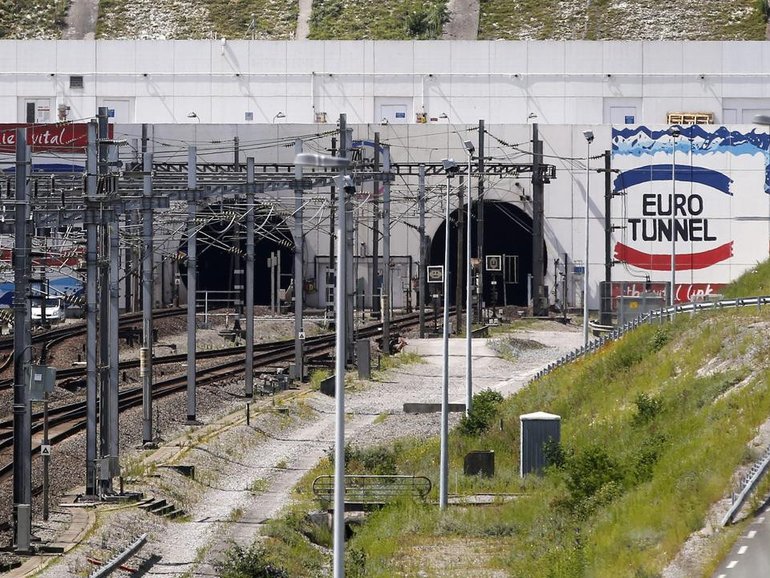 Nineteen people have been injured in an accident at a platform of the Eurotunnel near Calais. 