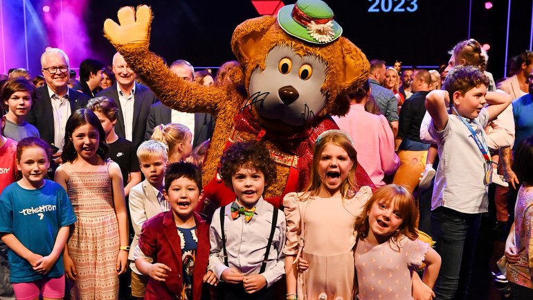 Fat Cat with Telethon kids Harris, Connor, Sophia and Emily in 2023. Ian Munro