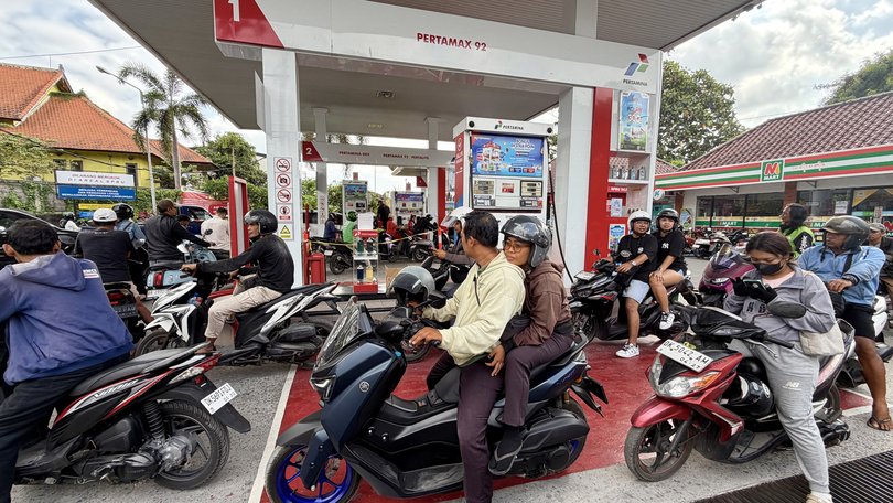 A fuel queue in Bali during chaotic shortages.