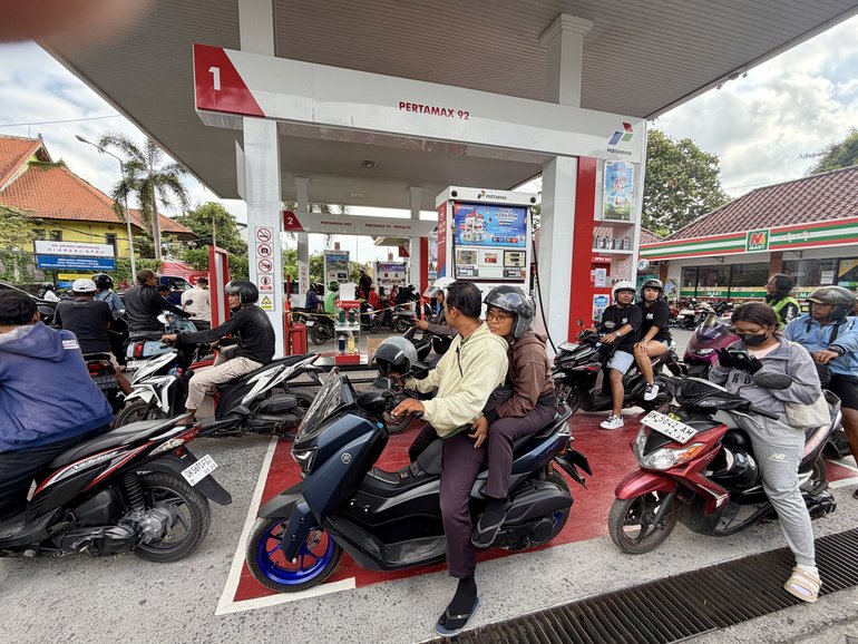 A fuel queue in Bali during chaotic shortages.