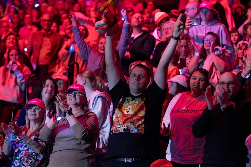 The live audience reacting after Premier Roger Cook’s major donation announcement.