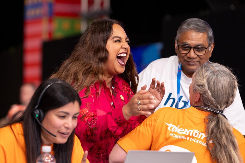 Jessica Mauboy helps out in the phone room.