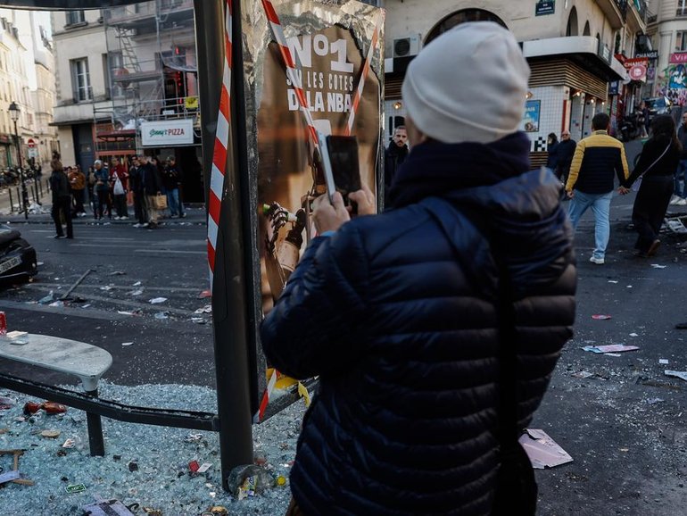 While thousands protested peacefully, violent fringe groups targeted public buildings and police. 