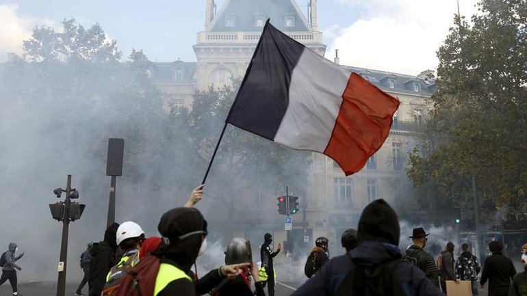 Labour unions and yellow vest activists have joined  student protesters in rallies across France. (EPA PHOTO)