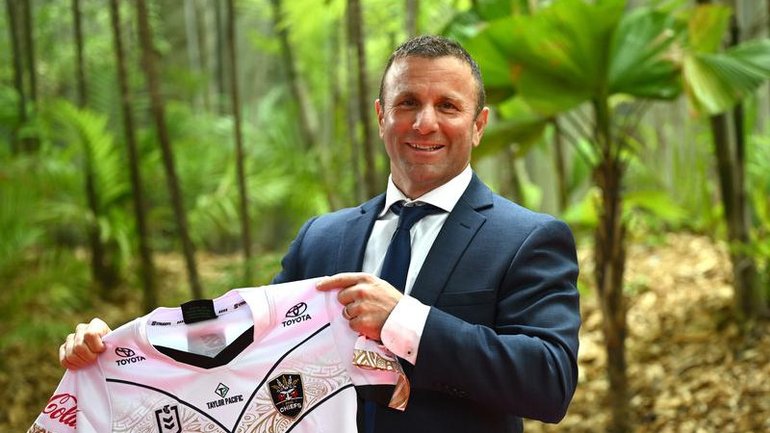 PNG Chiefs coach Willie Peters proudly shows off the jersey featuring the NRL expansion club's logo. (Dan Himbrechts/AAP PHOTOS)