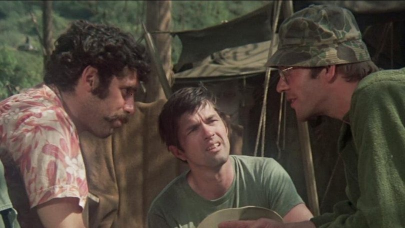 Elliott Gould, Tom Skerritt, Donald Sutherland in MASH (1970).