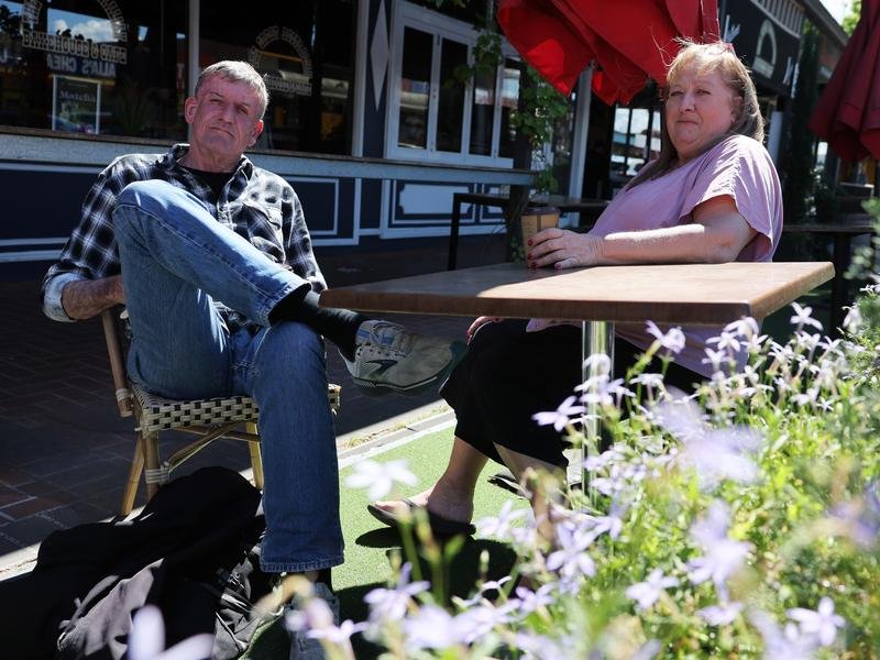 Pakenham locals Shaun Martindale and Julie Cincotta are adamant One Nation will "shake it up a bit". (Con Chronis/AAP PHOTOS)