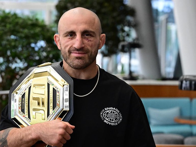 Alexander Volkanovski is still on top of the world after his record-extending ninth title fight win. (Dean Lewins/AAP PHOTOS)