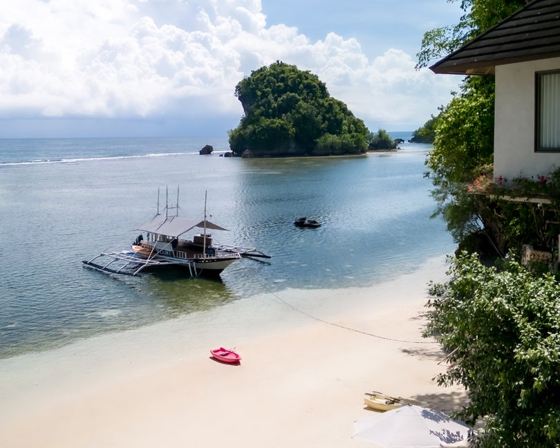 Fishermen deliver their catch from the waters off Sipalay.