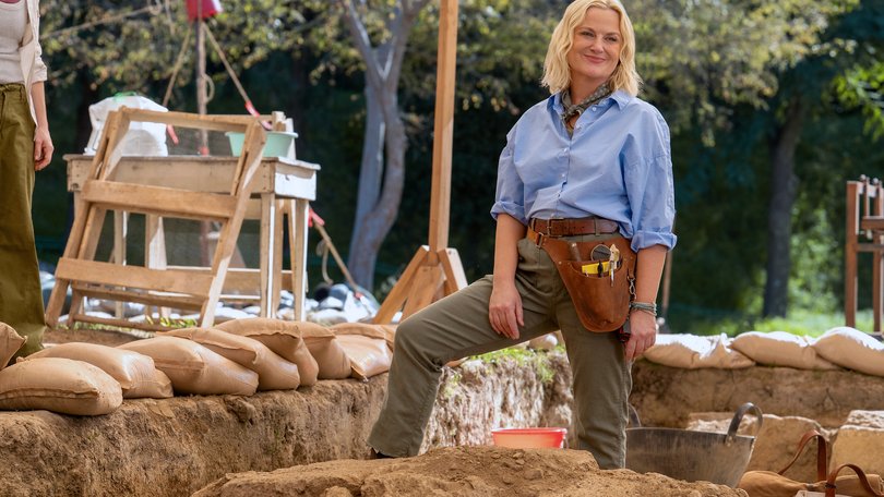 DIG -- Pictured: Amy Poehler as Elise -- (Photo by: Colleen Hayes/Peacock)