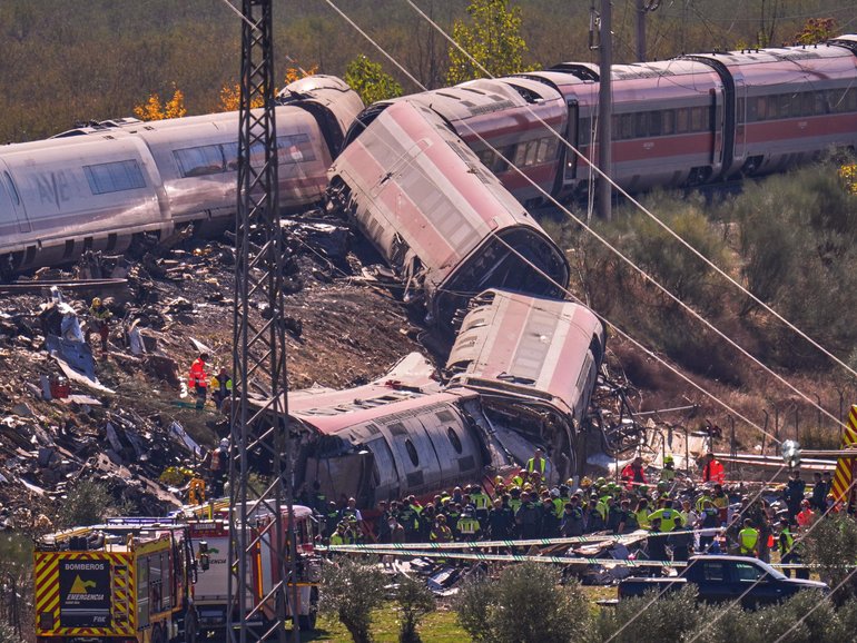 Emergency services work at the scene of a collision between two trains in Urda, Spain, on Wednesday, Oct. 28, 2026. (AP Photo/Manu Fernandez) Manu Fernandez