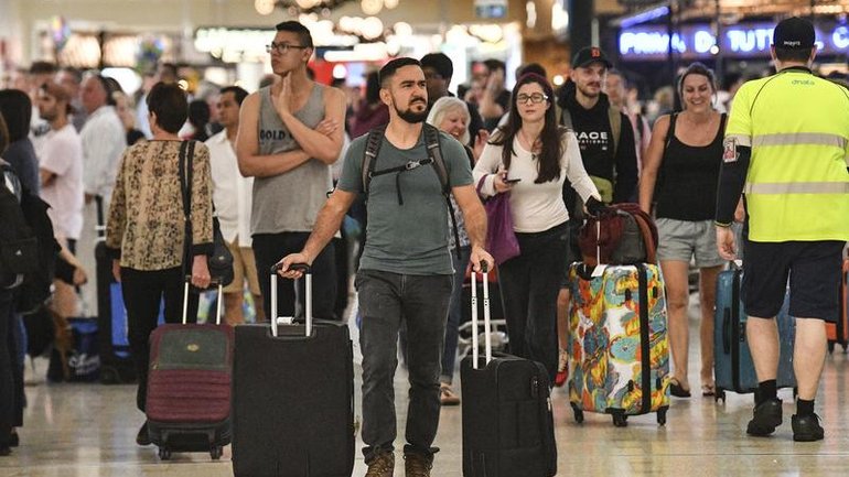 Several Australian political parties have recently proposed plans to cut migrant numbers. (Brendan Esposito/AAP PHOTOS)